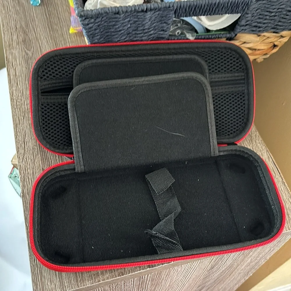 Daydayup Nintendo switch lite case red and black barely used